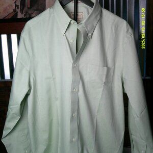 Eddie Bauer NWT Lt Green button down shirt, Wrinkle resistant 100% Cotton, Large